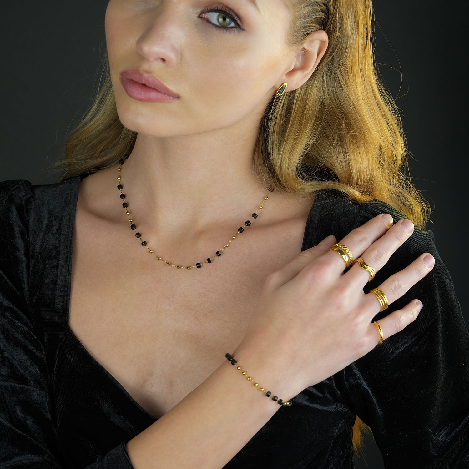 Bracelet Rosario en onyx noir et perles dorées | Pierre naturelle