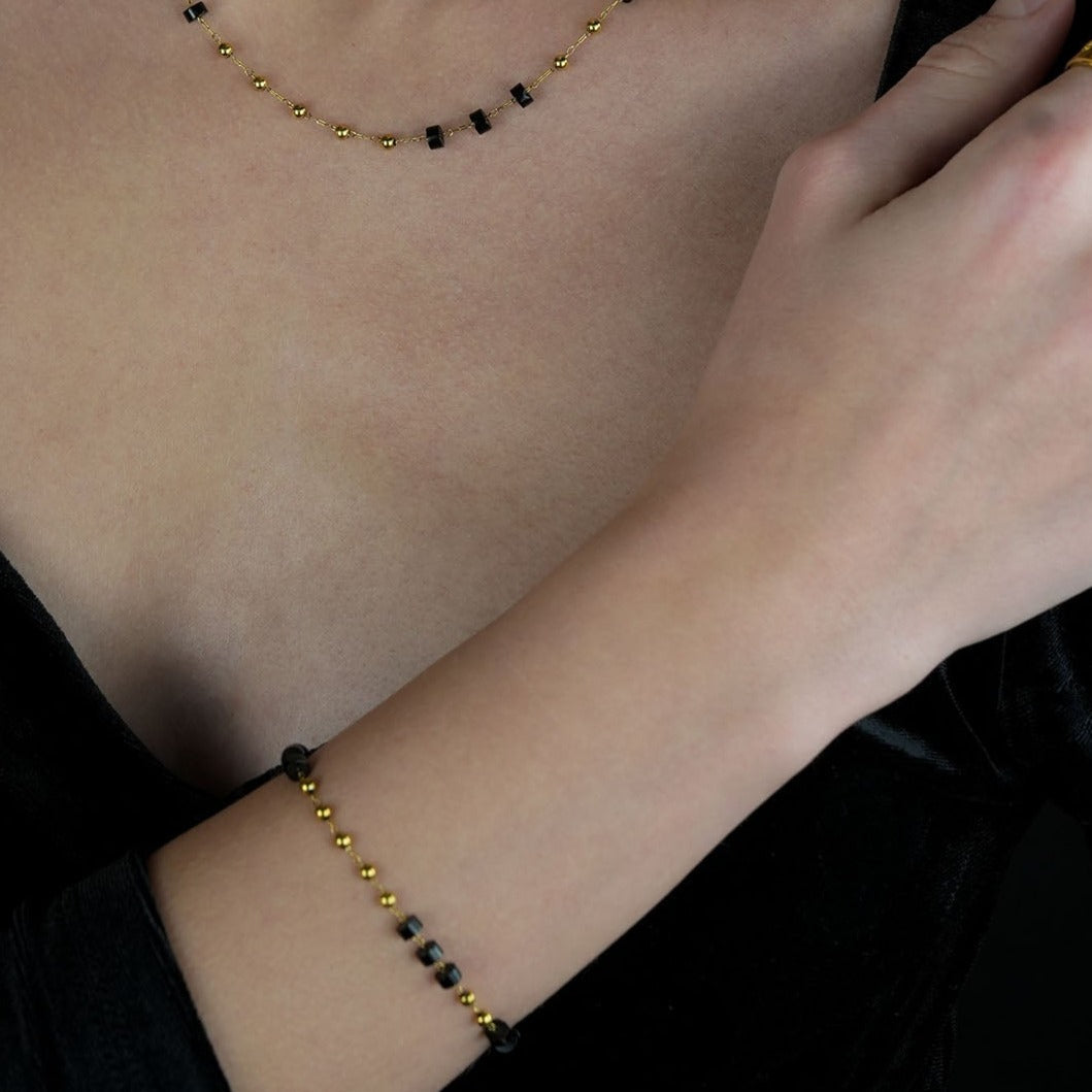 Bracelet Rosario en onyx noir et perles dorées | Pierre naturelle