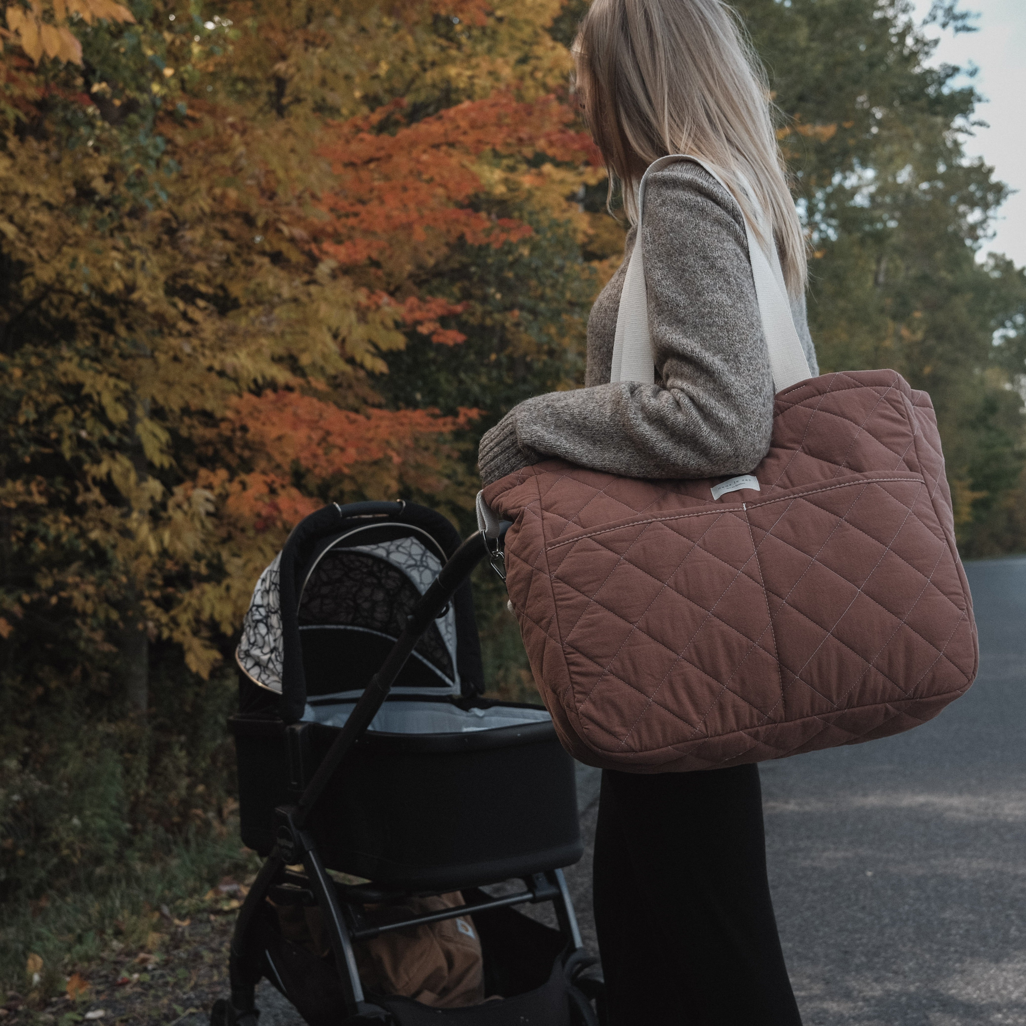 Sac à couches spacieux et élégant en coton avec poches multiples, bandoulière ajustable, fabriqué au Québec | Dans le sac