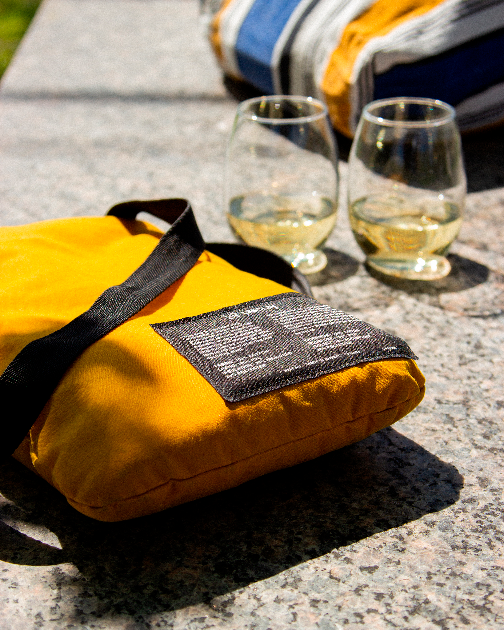 "Tote bag" style insulated cooler bag