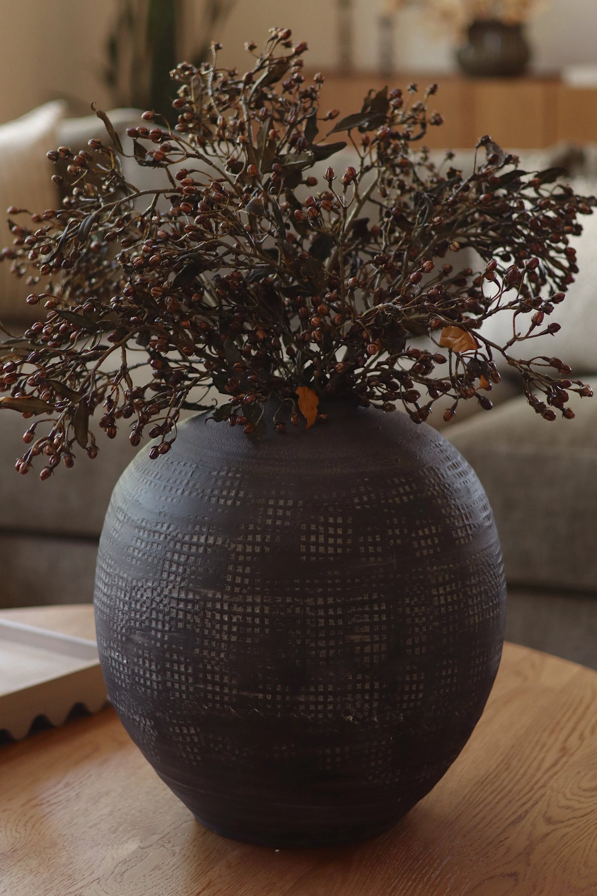 Grand vase Atlas en terre cuite, texturée, poignée torsadée et émaux bruns et crème.