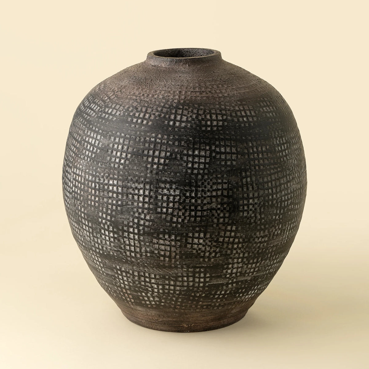 Grand vase Atlas en terre cuite, texturée, poignée torsadée et émaux bruns et crème.
