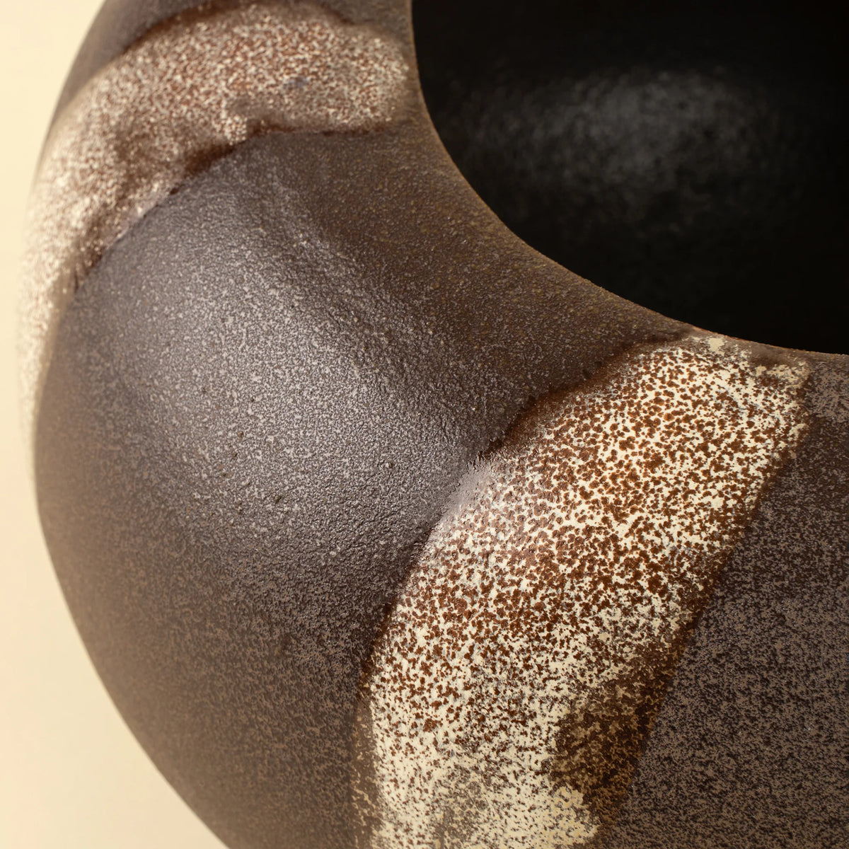 Vase décoratif Makonde en céramique | Grand format | Brun & blanc crème