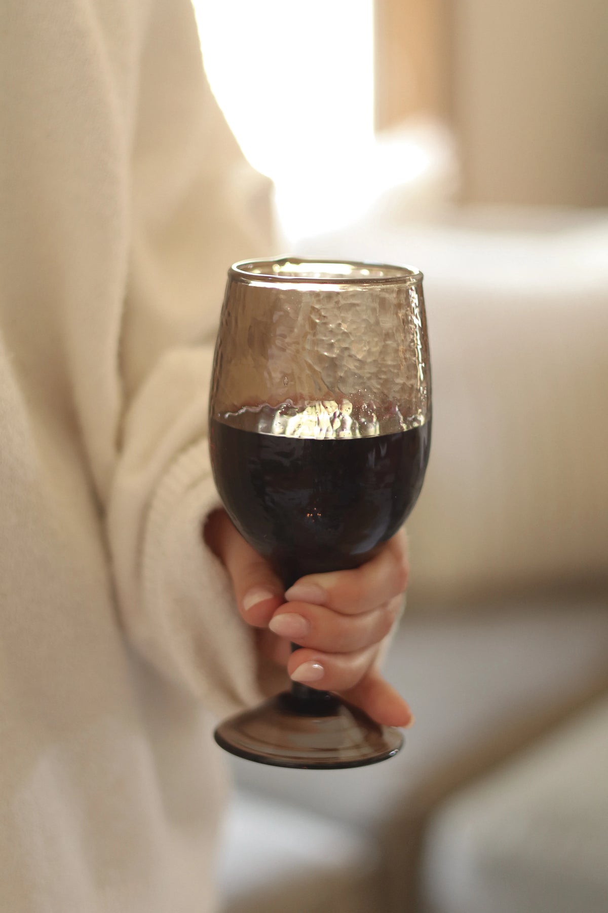 Verre à vin Valdes en verre soufflé à la bouche, avec texture ondulée et forme organique.