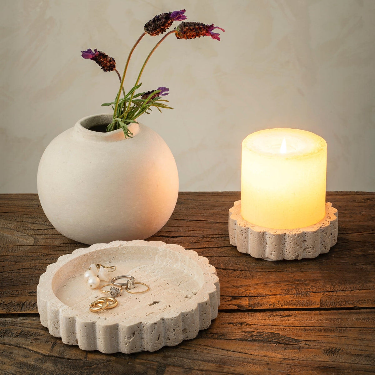 Plateaux en travertin beige à bord festonné, surface texturée sculptée à la main