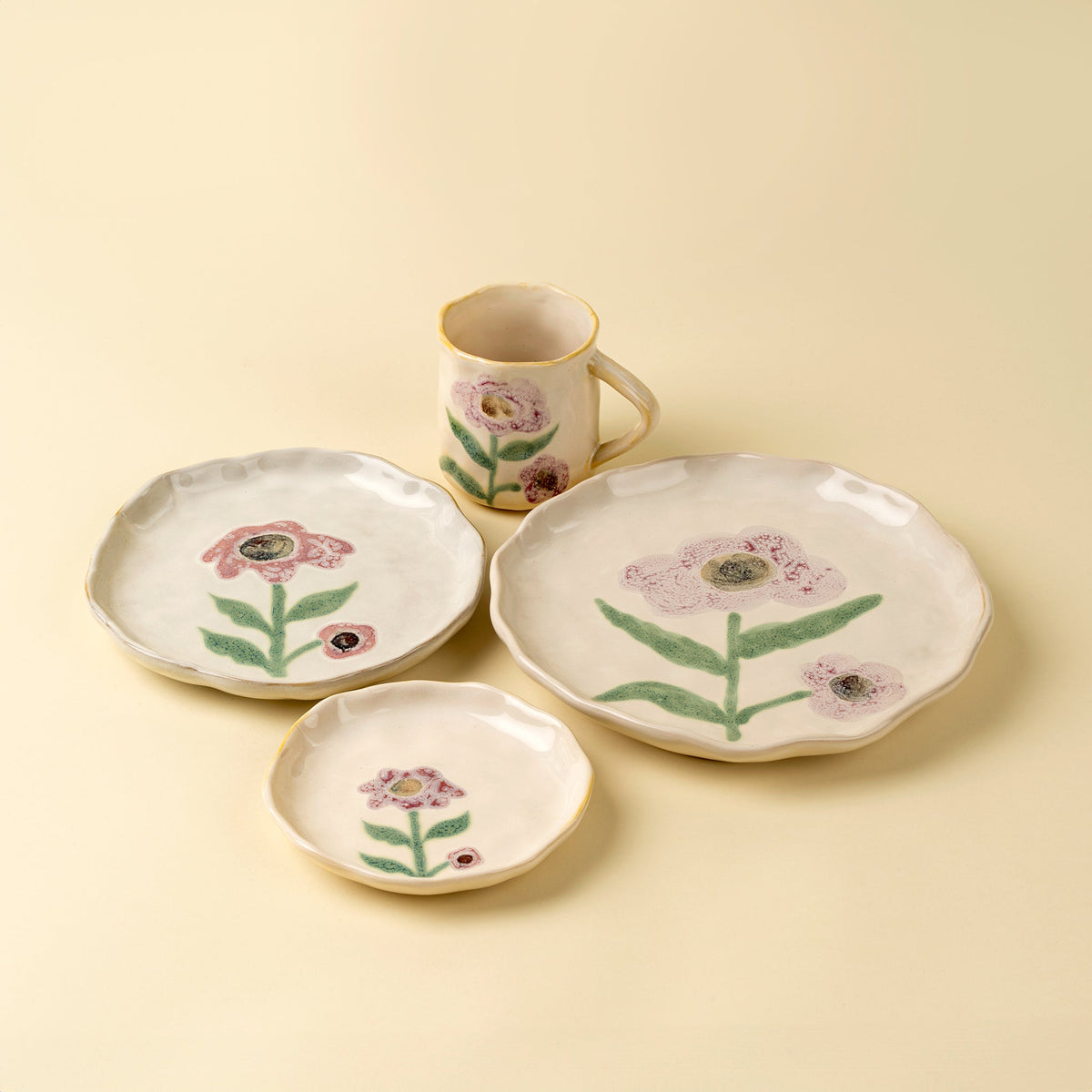 Assiettes motif aster peint, deux grandes et une petite, fait main
