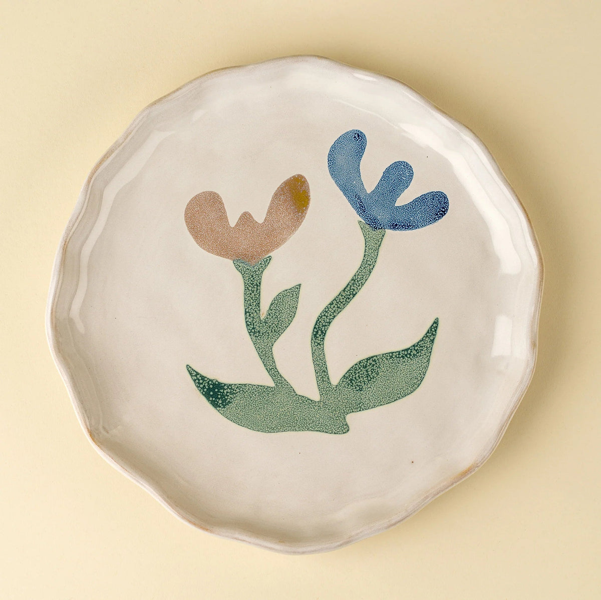 Grande assiette décorative en céramique blanche, motif fleurs et pétales bleus/verts