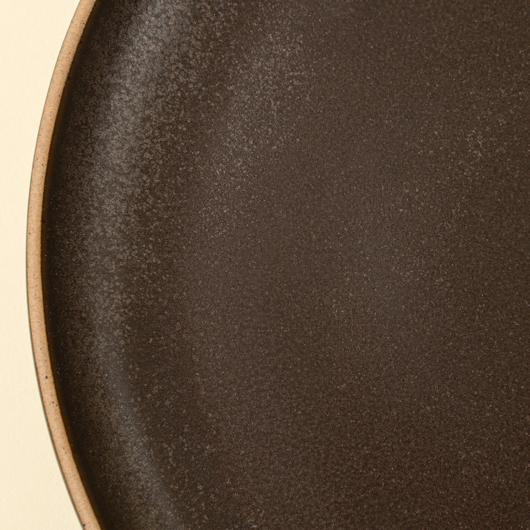 Assiette plate Rowe en grès | Finition espresso | Indaba - Les Trouvailles de JustineIndaba Home