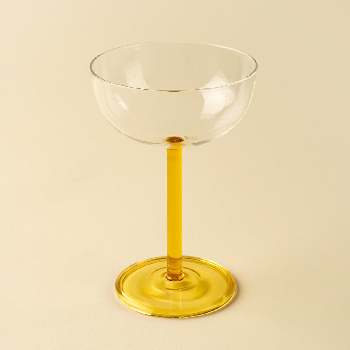 Verre coupe en verre ambré, pied long et base ronde
