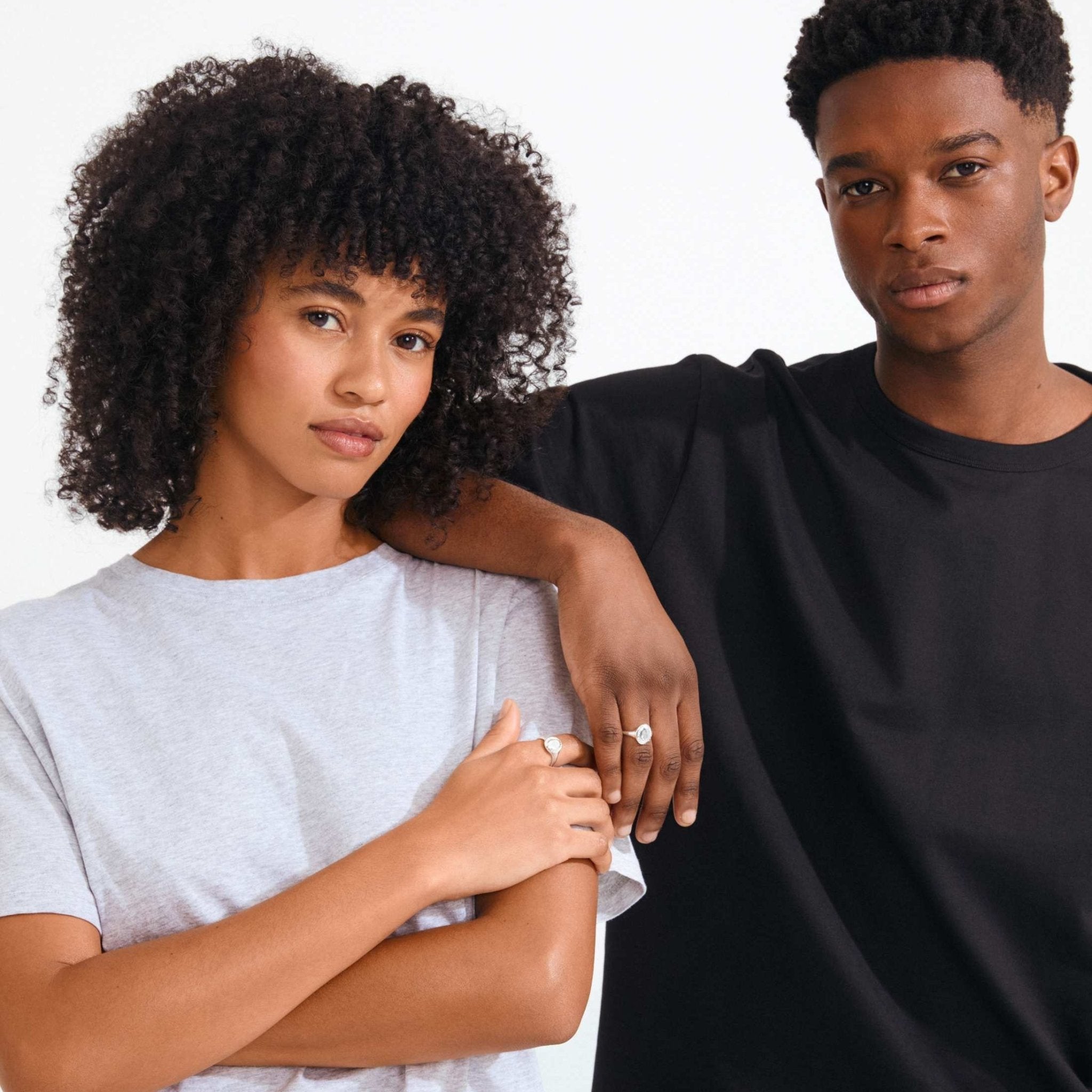 Bague chevalière dorée à cristaux Preciosa, portée sur les mains du couple