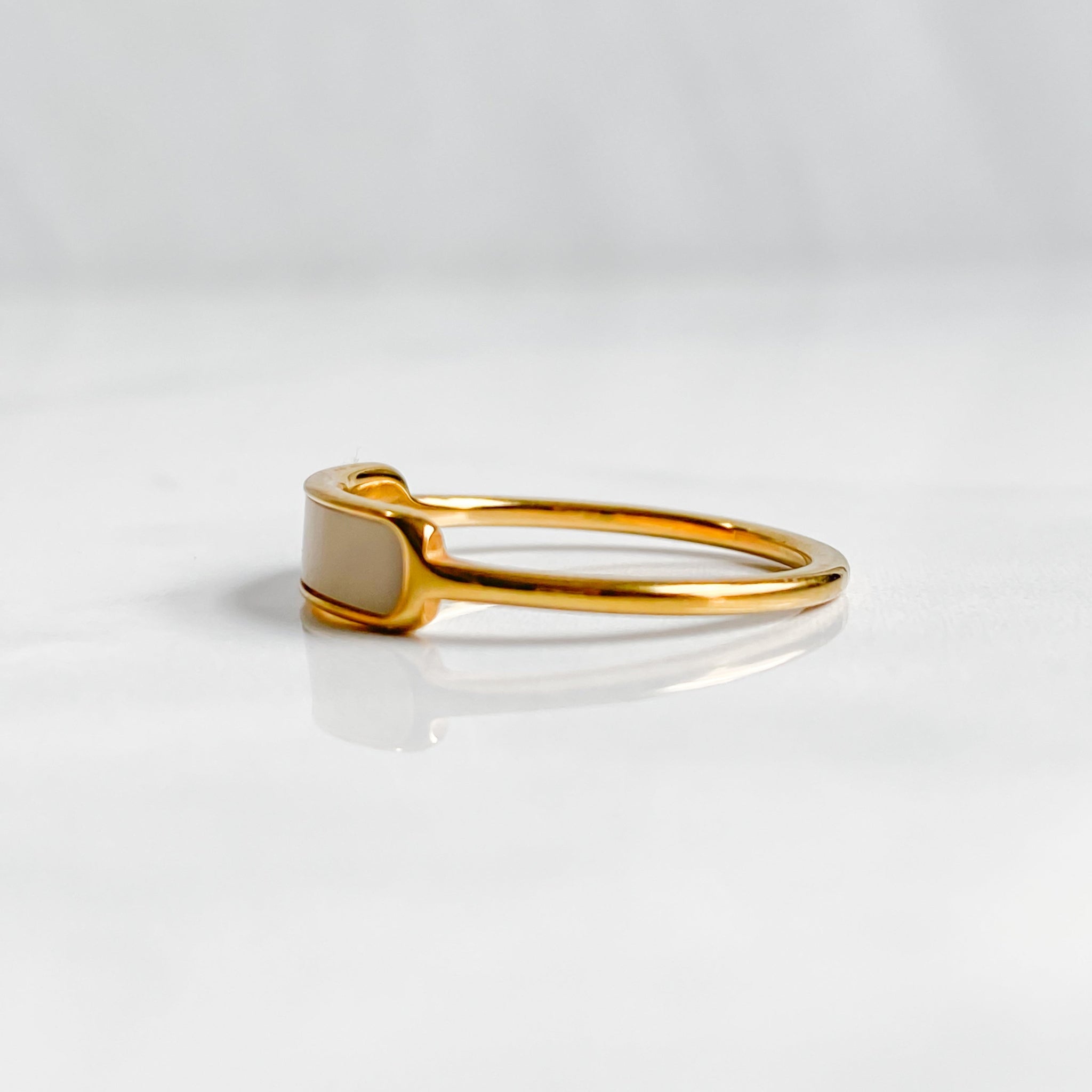 Bague dorée en nacre plaqué or 18K | Minimaliste et élégante | Hypoallergénique | Lunaki Design - Les Trouvailles de JustineBague doréeLunaki Design6