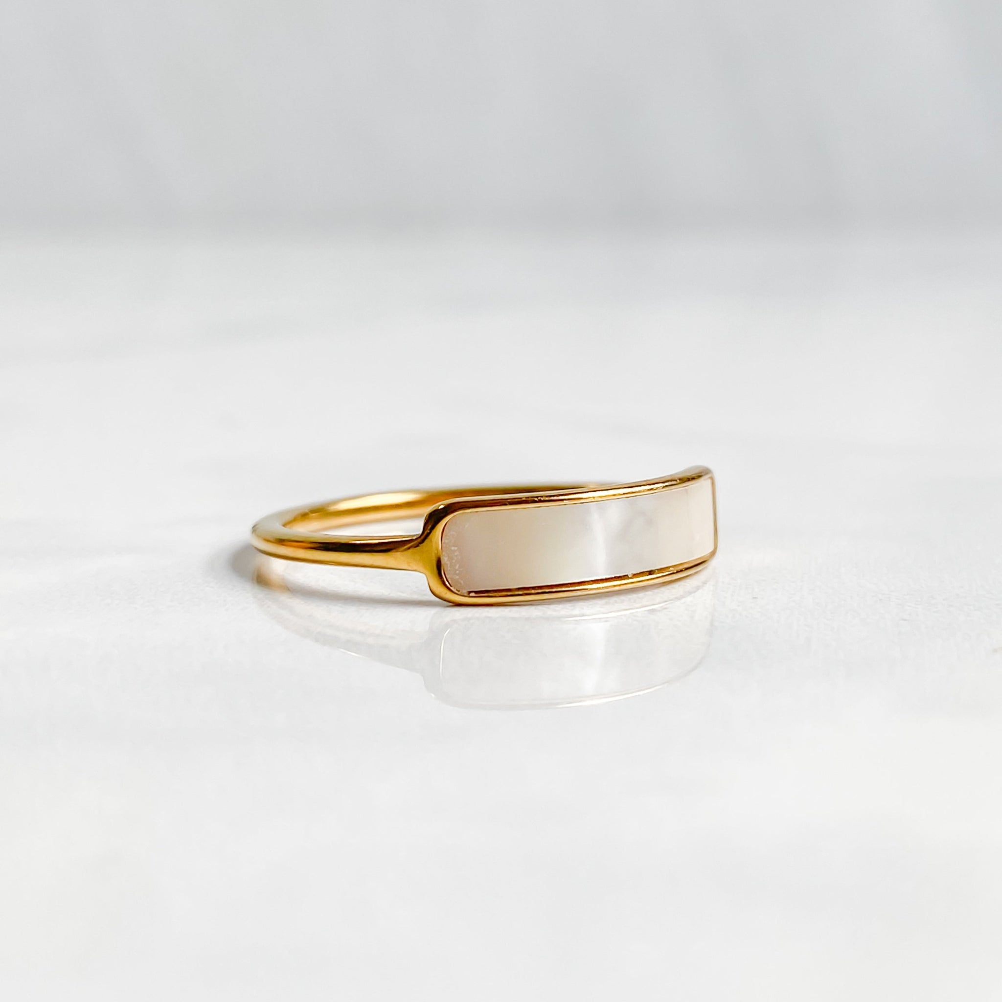 Bague dorée en nacre plaqué or 18K | Minimaliste et élégante | Hypoallergénique | Lunaki Design - Les Trouvailles de JustineBague doréeLunaki Design6