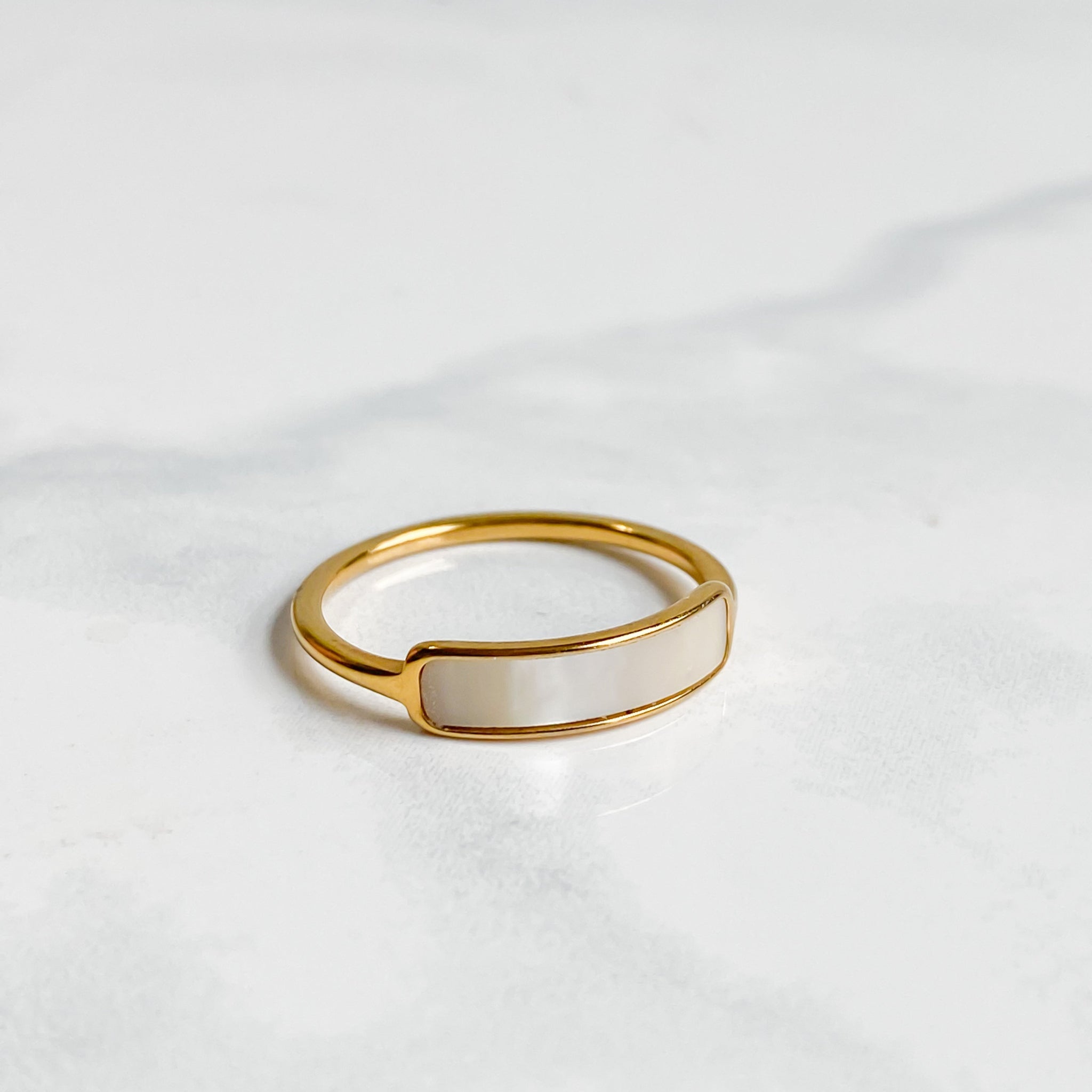 Bague dorée en nacre plaqué or 18K | Minimaliste et élégante | Hypoallergénique | Lunaki Design - Les Trouvailles de JustineBague doréeLunaki Design6