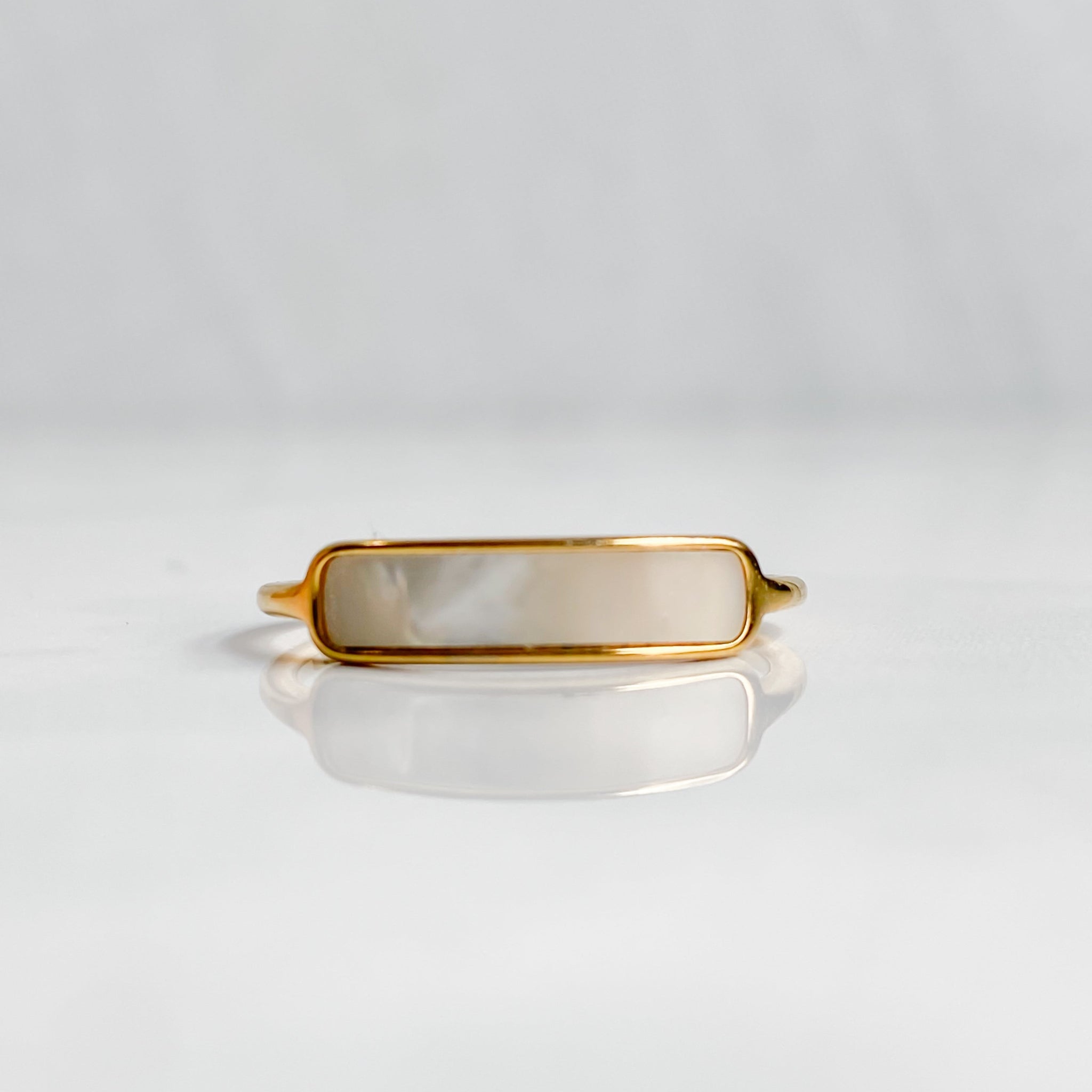 Bague dorée en nacre plaqué or 18K | Minimaliste et élégante | Hypoallergénique | Lunaki Design - Les Trouvailles de JustineBague doréeLunaki Design6