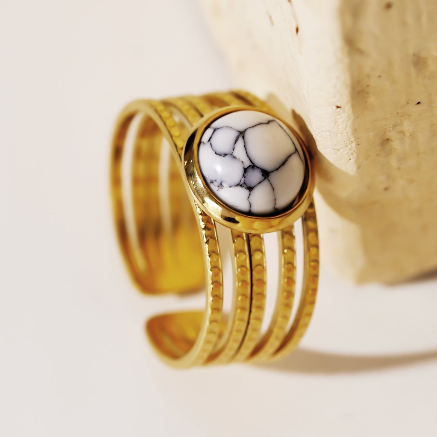 Bague LIKHA | Anneaux multiples texturés avec pierre centrale turquoise blanche - Les Trouvailles de JustineRINGHACKNEY NINE Jewellery