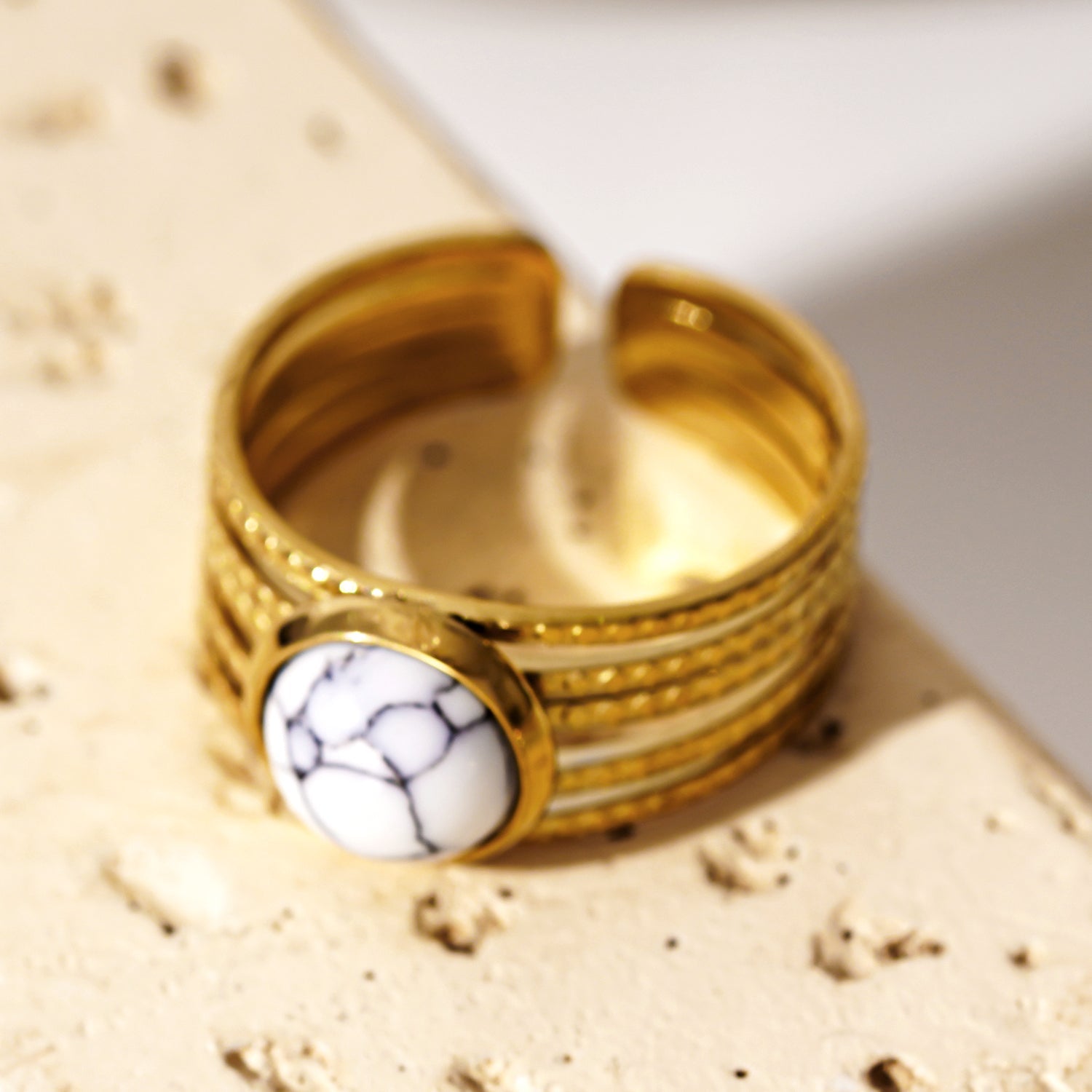 Bague LIKHA | Anneaux multiples texturés avec pierre centrale turquoise blanche - Les Trouvailles de JustineRINGHACKNEY NINE Jewellery