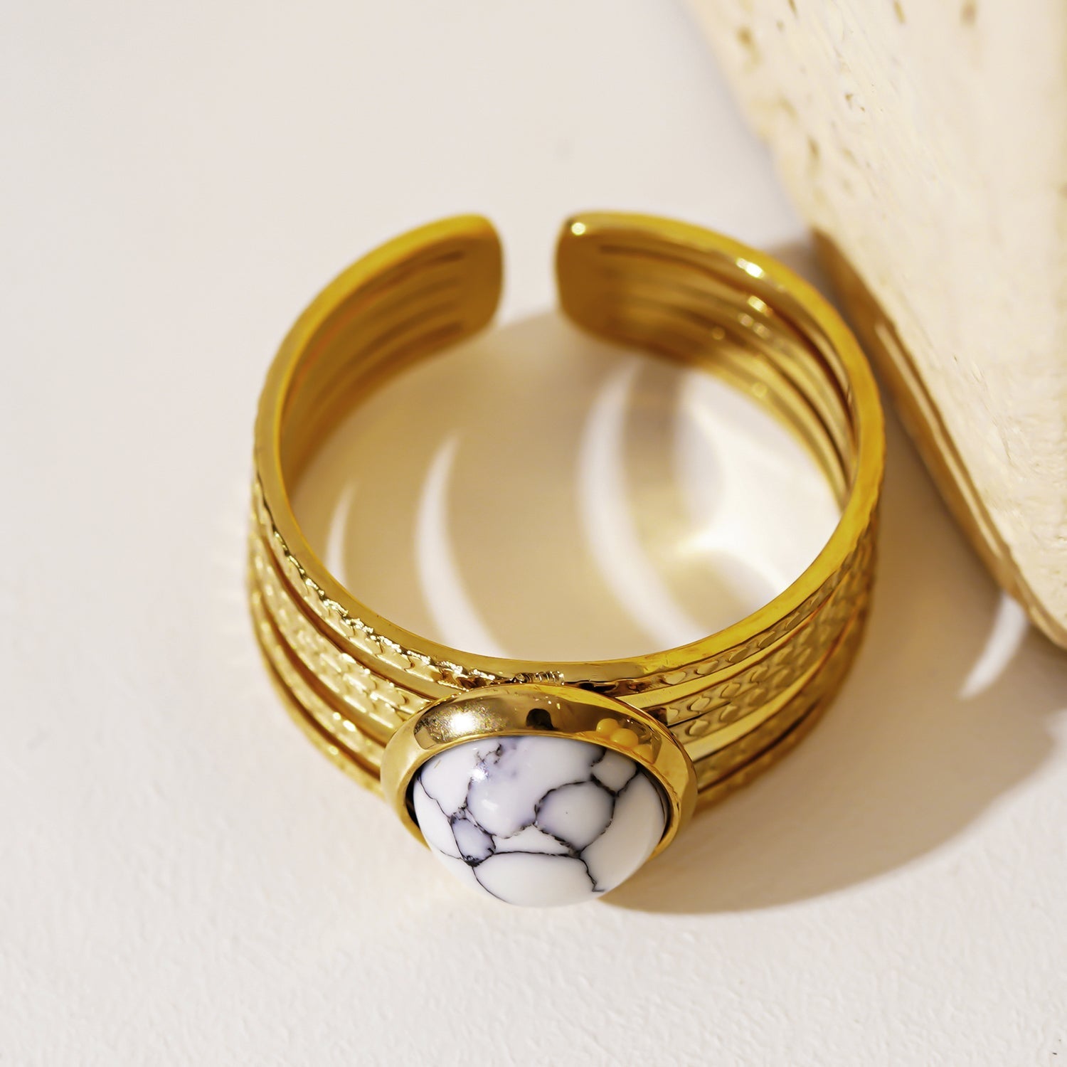 Bague LIKHA | Anneaux multiples texturés avec pierre centrale turquoise blanche - Les Trouvailles de JustineRINGHACKNEY NINE Jewellery