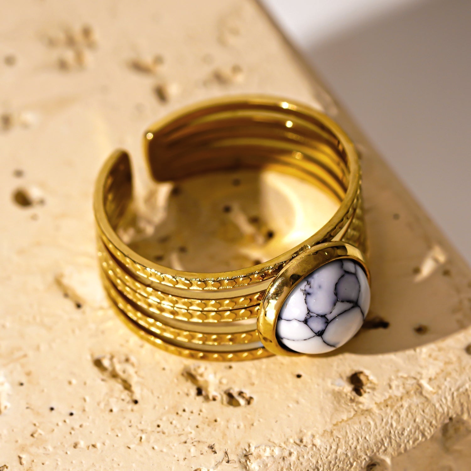 Bague LIKHA | Anneaux multiples texturés avec pierre centrale turquoise blanche - Les Trouvailles de JustineRINGHACKNEY NINE Jewellery