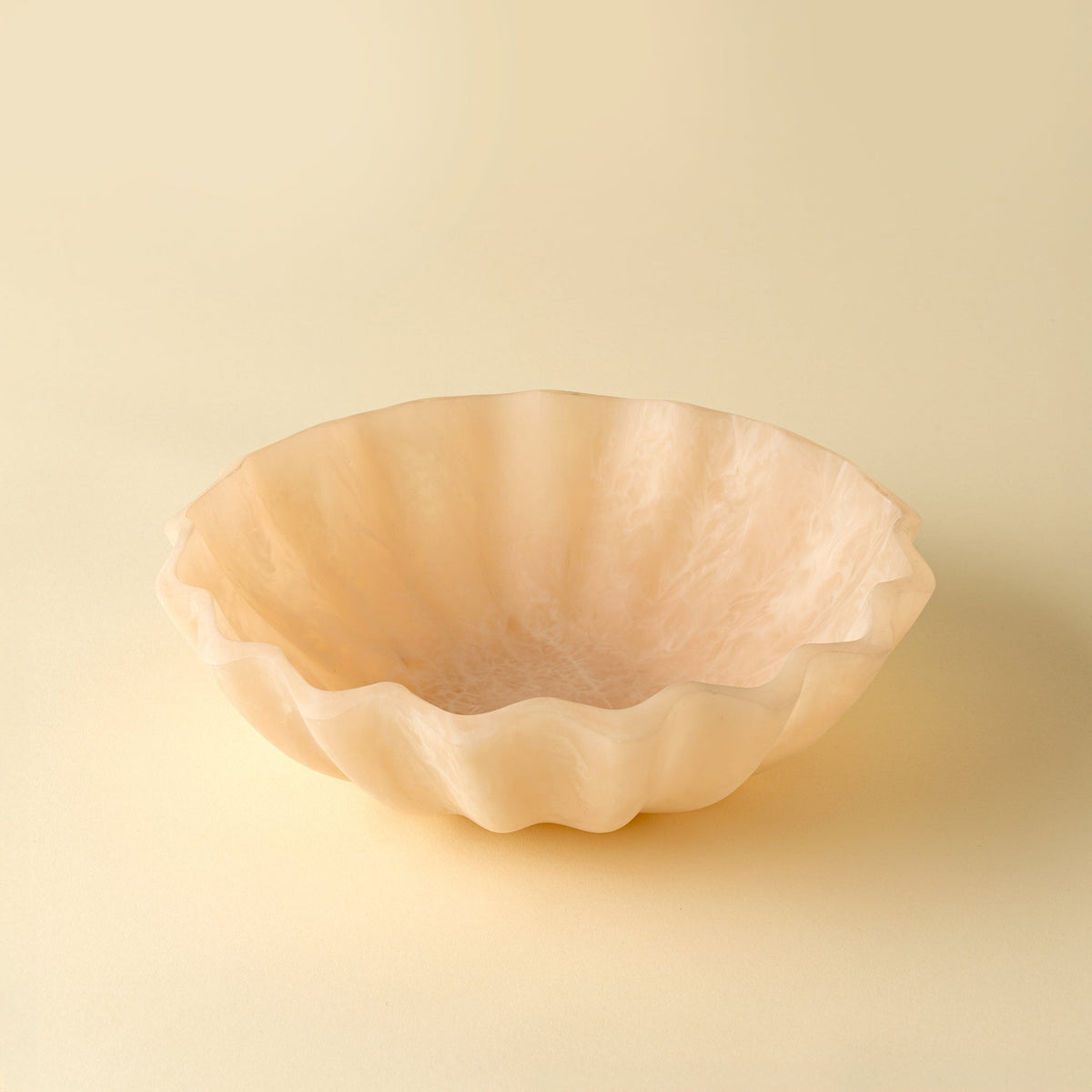 Bol décoratif beige à bords festonnés, forme de coquillage