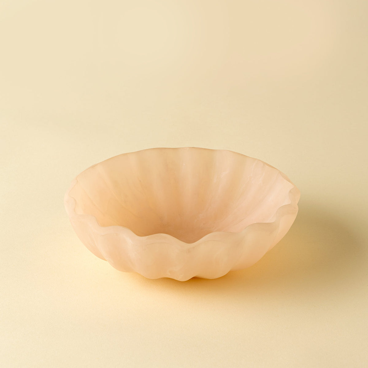 Petit bol décoratif style coquillage, teinte pêche claire, forme évasée à bords ondulés