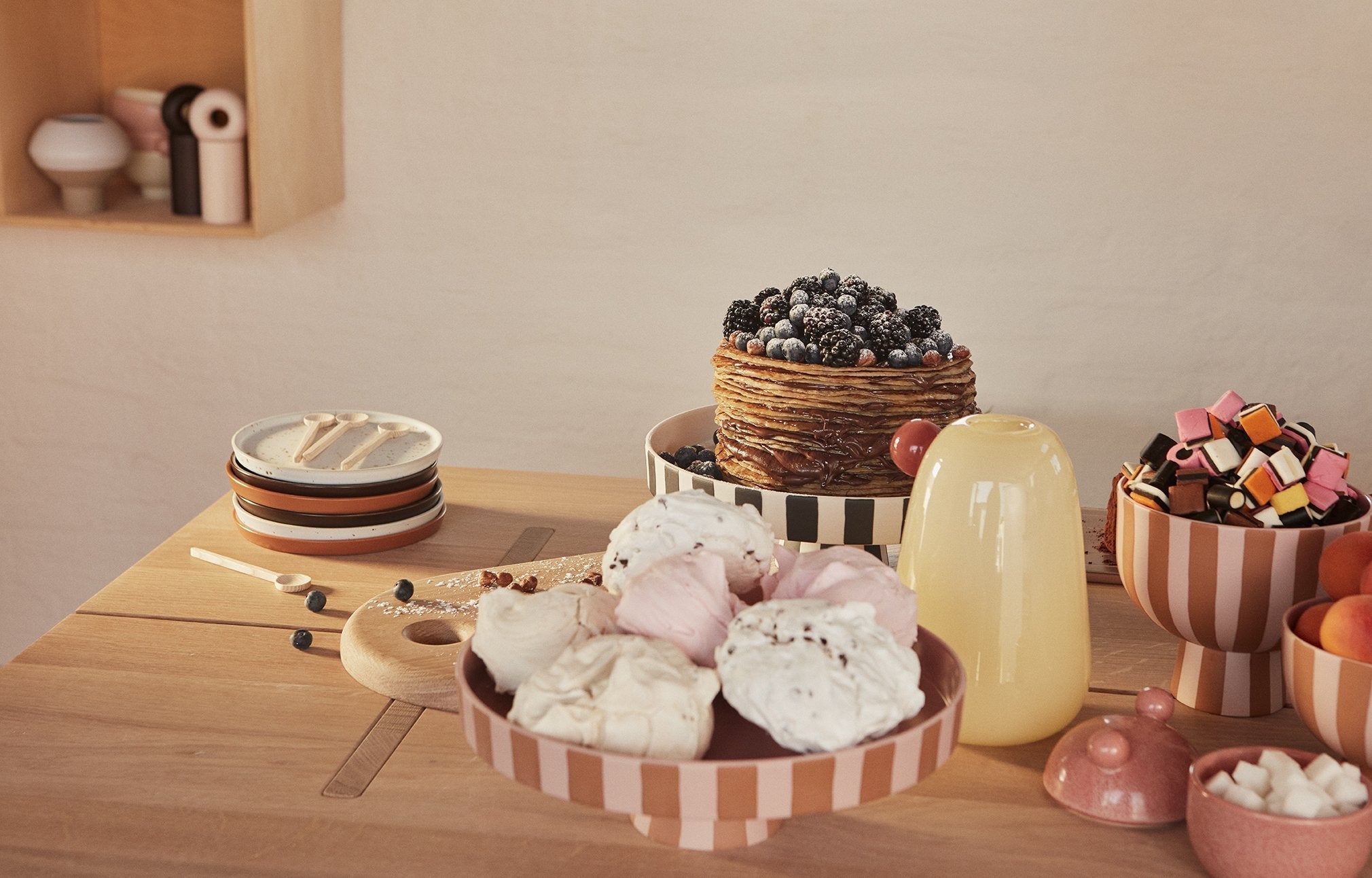 Bol décoratif en grès rose et caramel, bord ondulé, avec baies