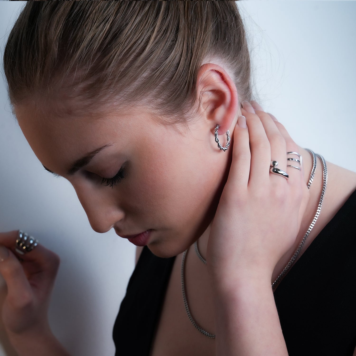 Boucles d’oreilles BARBARA | Anneaux torsadés à textures contrastées en or blanc (ton argent) - Les Trouvailles de JustineEARRINGSHACKNEY NINE Jewellery