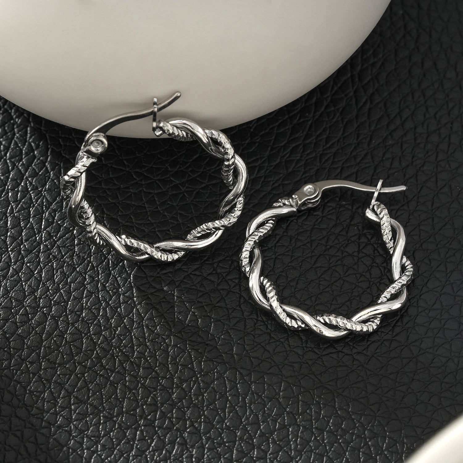Boucles d’oreilles BARBARA | Anneaux torsadés à textures contrastées en or blanc (ton argent) - Les Trouvailles de JustineEARRINGSHACKNEY NINE Jewellery