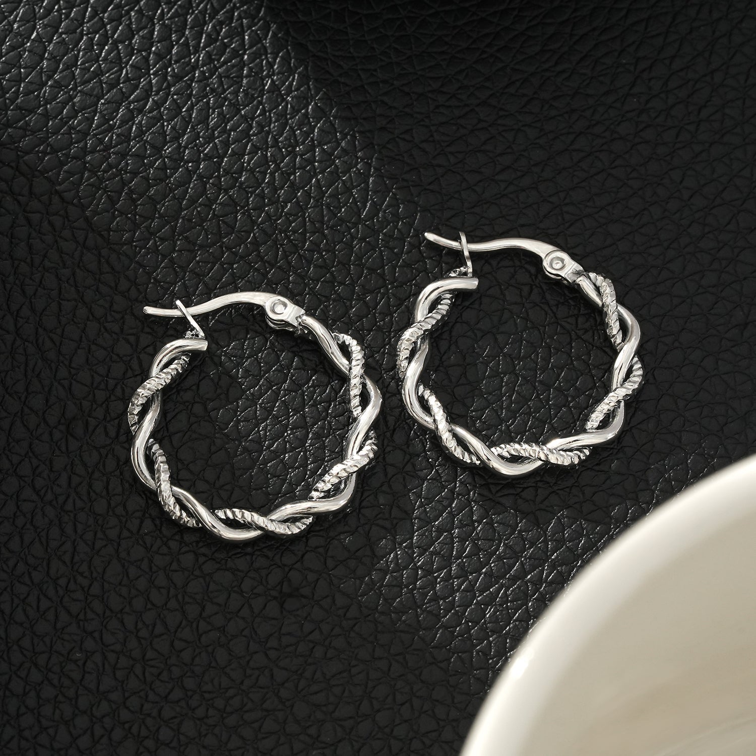 Boucles d’oreilles BARBARA | Anneaux torsadés à textures contrastées en or blanc (ton argent) - Les Trouvailles de JustineEARRINGSHACKNEY NINE Jewellery