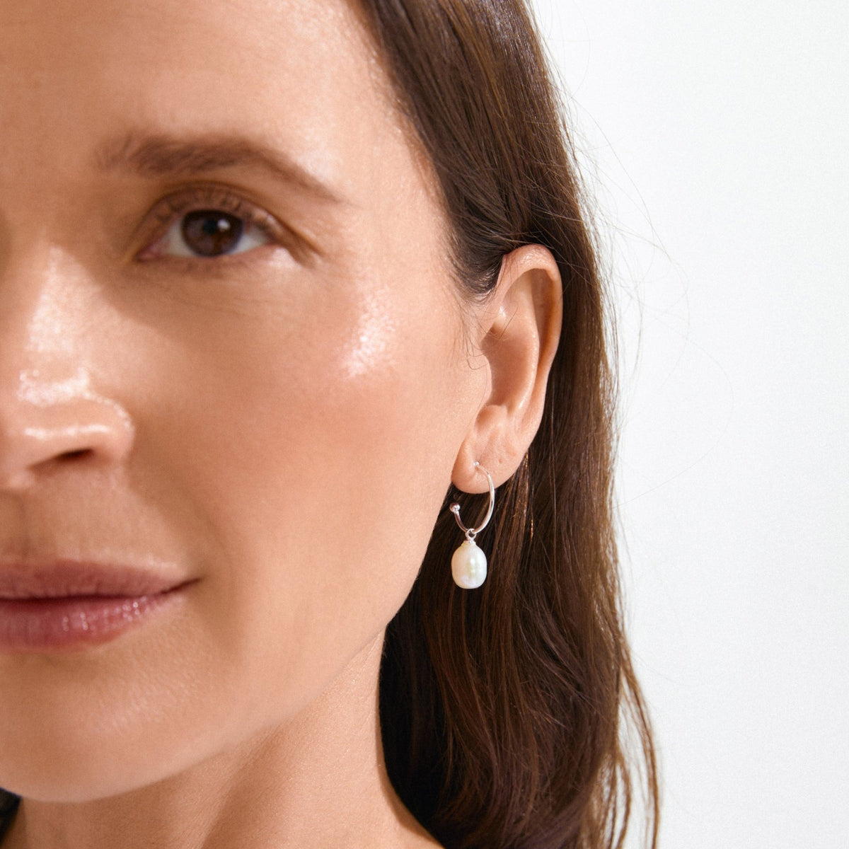 Boucles d’oreilles anneau argenté avec perle d’eau douce blanche pendante