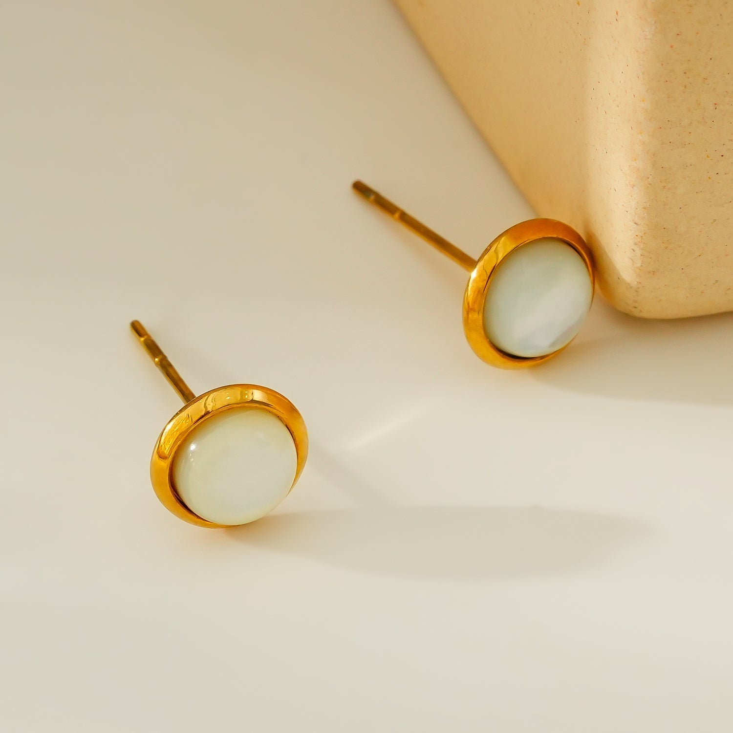 Boucles d’oreilles ENFIELD | Clous ronds en nacre naturelle cerclés d’or - Les Trouvailles de JustineSTUD EARRINGSHACKNEY NINE Jewellery
