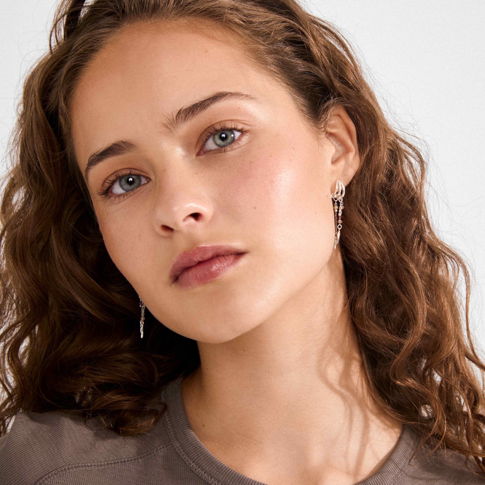 Boucles d’oreilles demi-créoles dorées avec chaînes et perles de verre pendantes