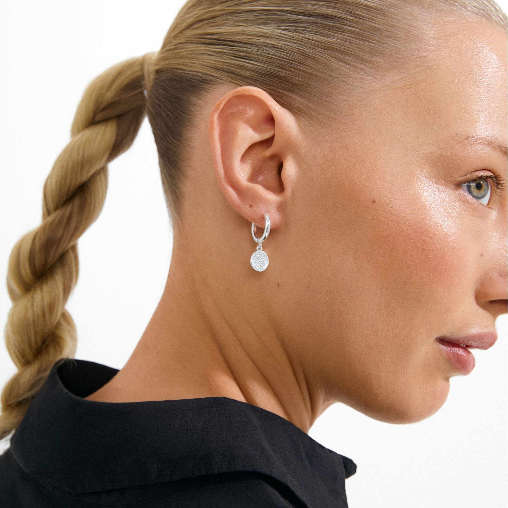 Créoles plaqué argent et pendentif rond sur l’oreille