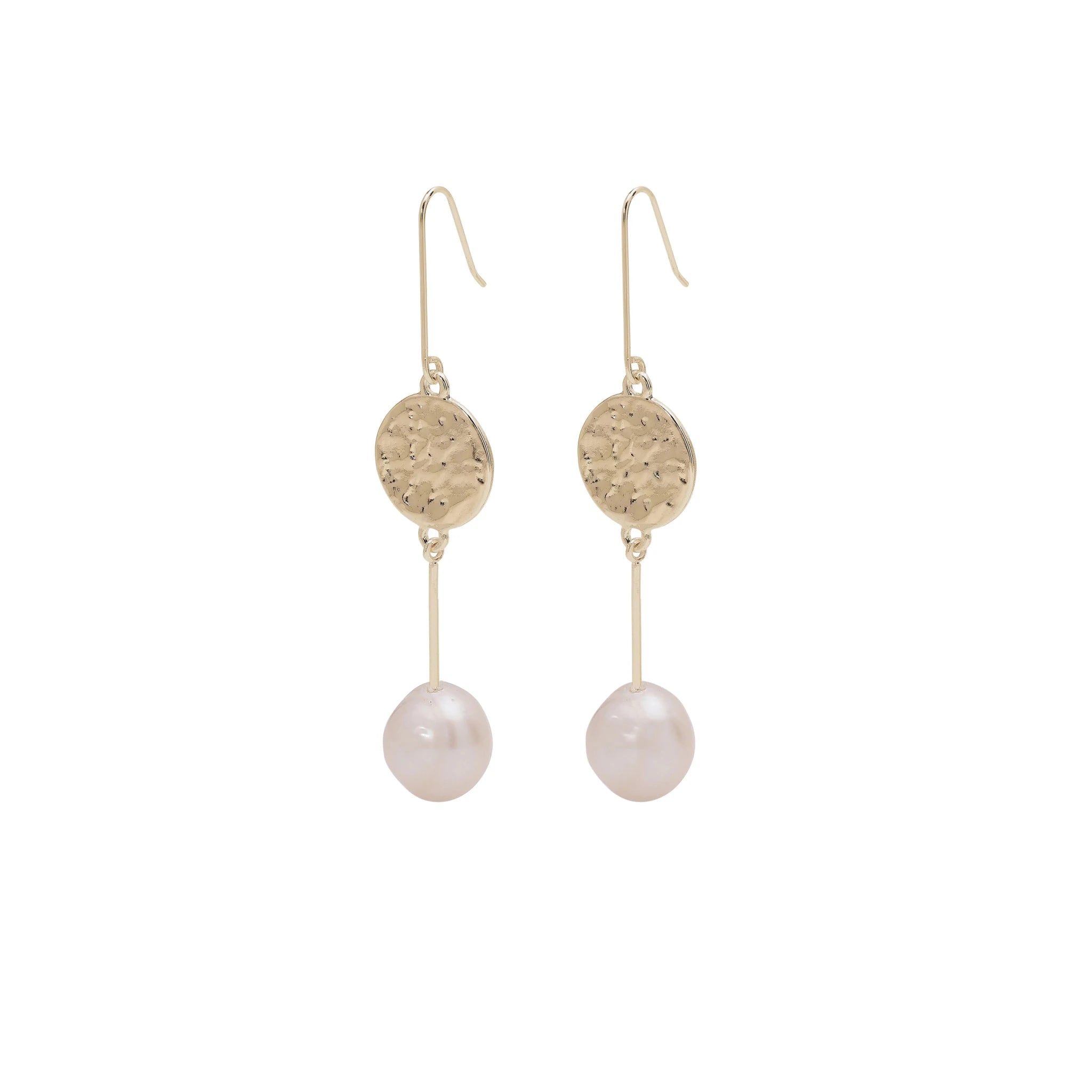 Boucles d’oreilles pendantes ADDY Pilgrim faites à la main avec perles d’eau douce et médaillon martelé en plaqué or ou argent.