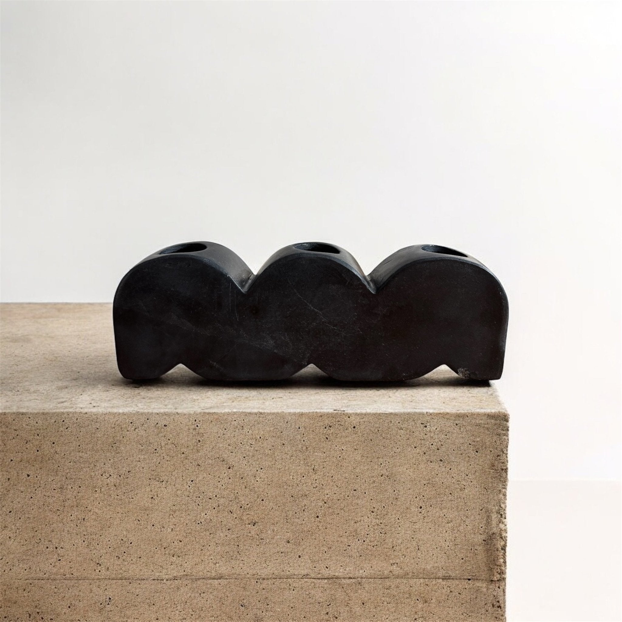 Bougeoir sculptural triple en pierre noire - Les Trouvailles de JustineLes Trouvailles de Justine