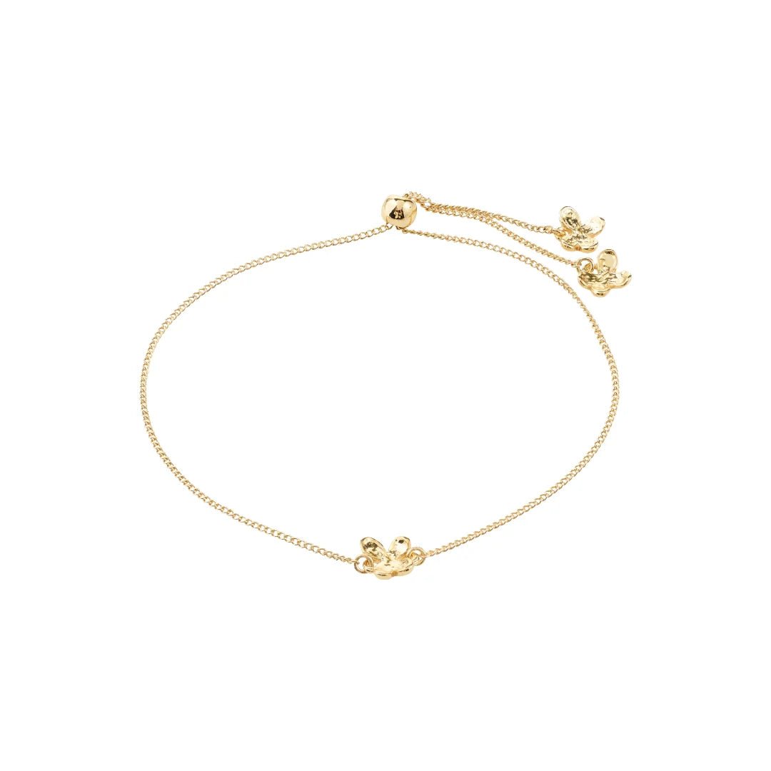 Bracelet AJANI Pilgrim fait à la main avec breloque fleur, chaîne délicate et matériaux recyclés.