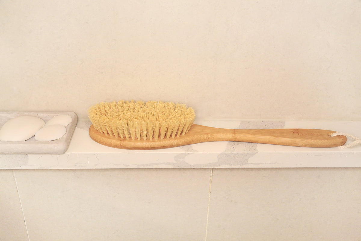 brosse exfoliante dorsale en chanvre naturel, manche en bambou, posée