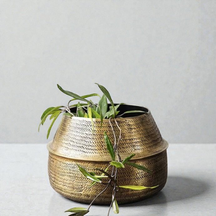 Cache - pot Aleta en laiton finition antique | Façonné à la main - Les Trouvailles de JustineBrass Planterartiplanto