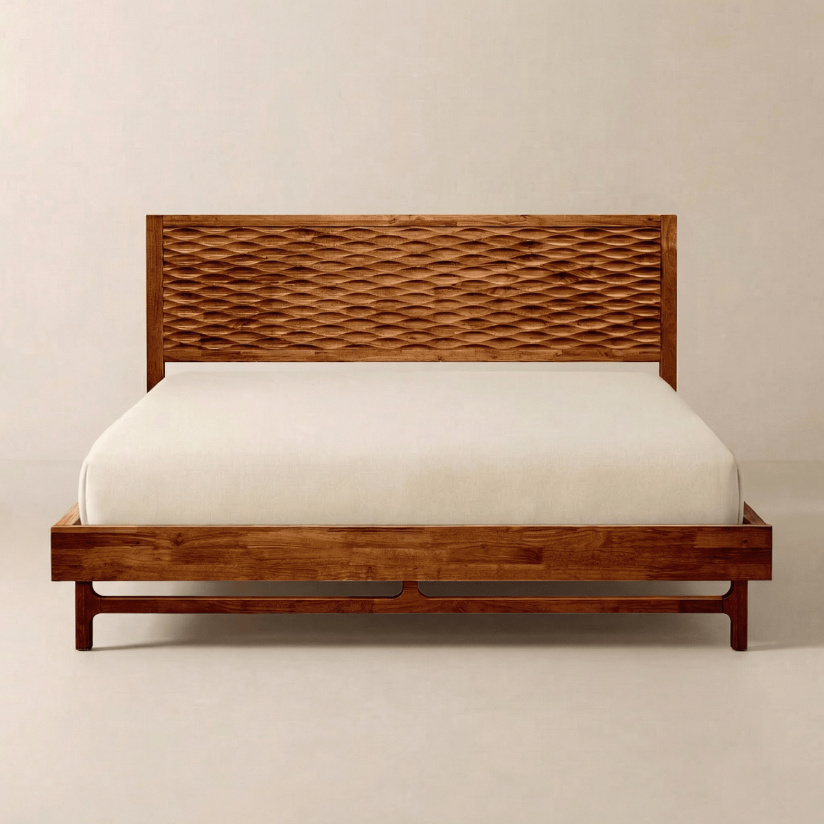 Cadre de lit Elara en bois massif d’acacia et d’hévéa certifiés FSC® avec tête de lit intégrée et design intemporel.