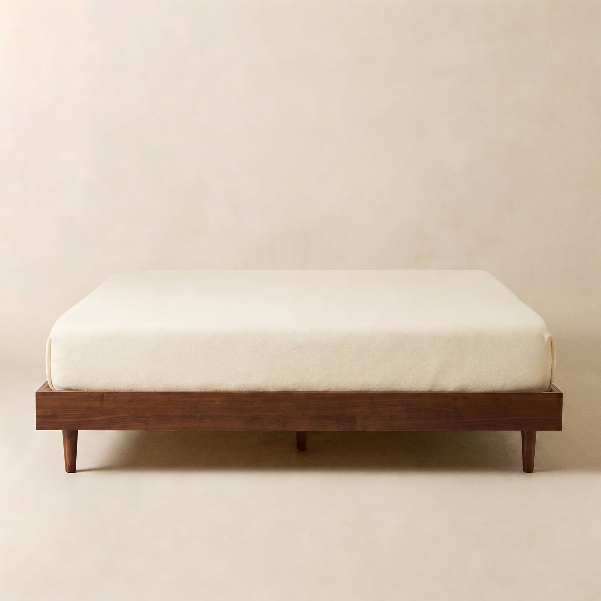 Cadre de lit Fly en bois massif de chêne et hévéa avec design minimaliste moderne et finition naturelle élégante.