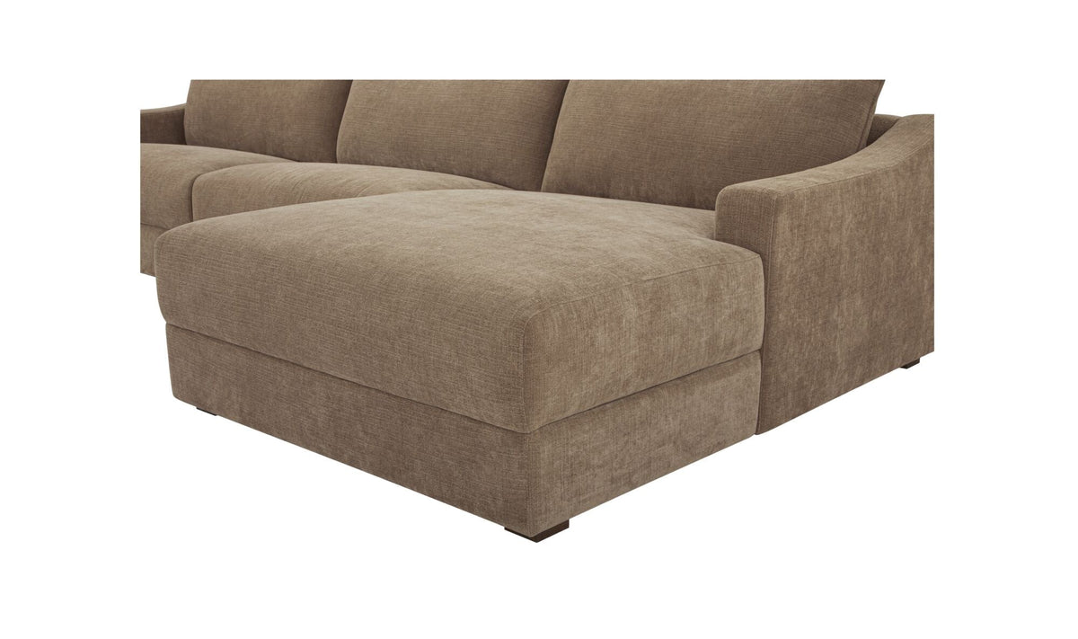 Méridienne du canapé sectionnel en tissu taupe, assise large et dossier arrondi.