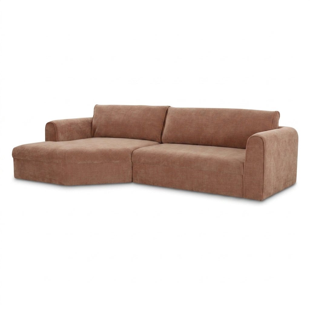 Canapé sectionnel brun taupe avec méridienne inclinée, accoudoirs hauts, coussins carrés.