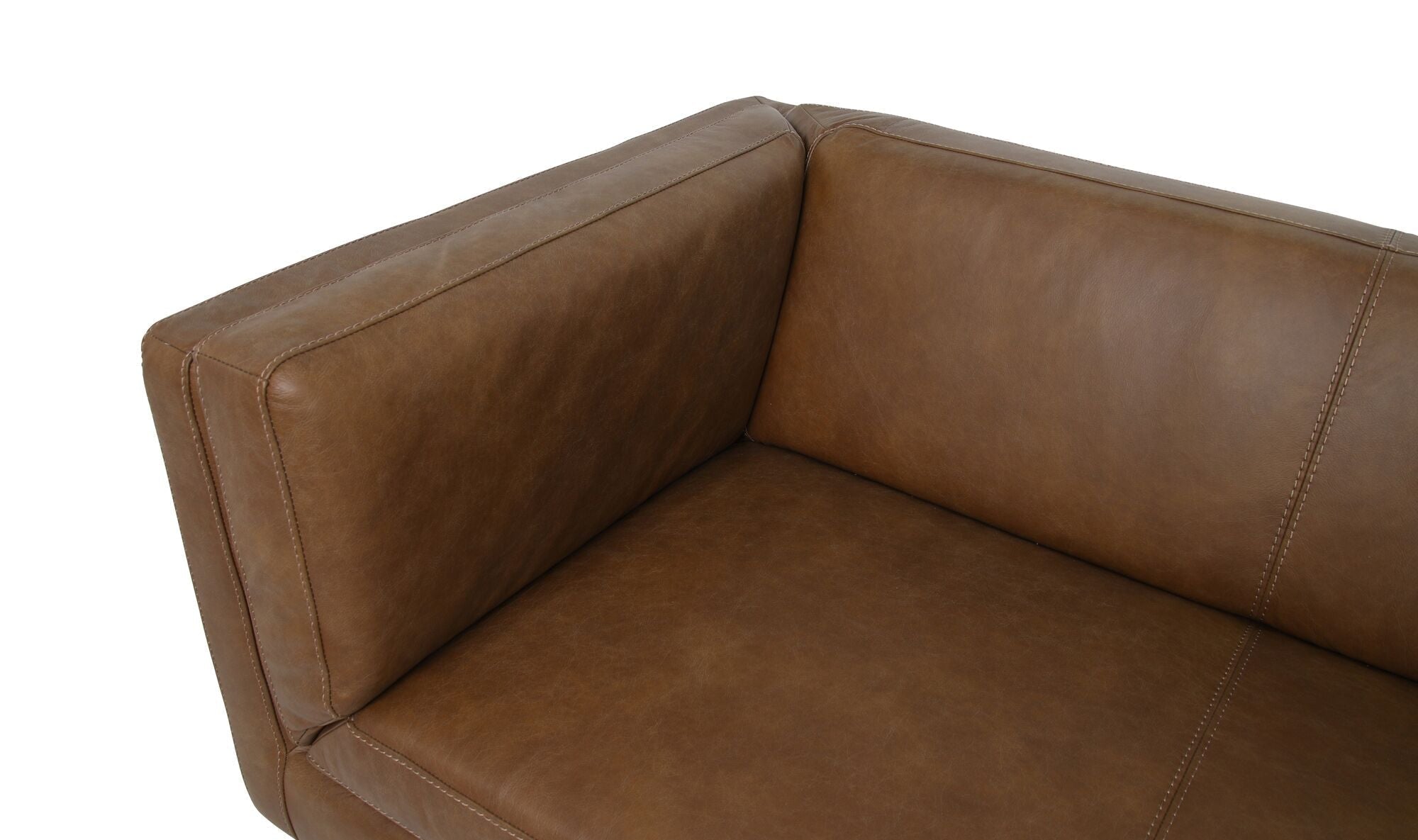 Accoudoir et assise en cuir brun, surpiqûres visibles et texture lisse