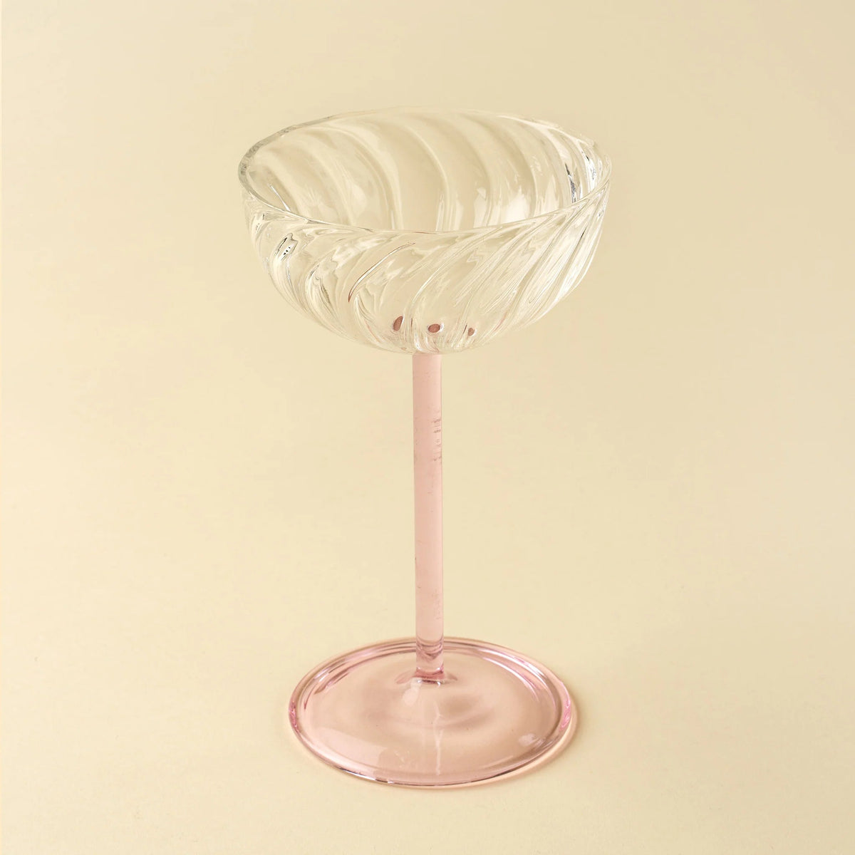 Coupe en verre, tige et base rose, large bol strié.