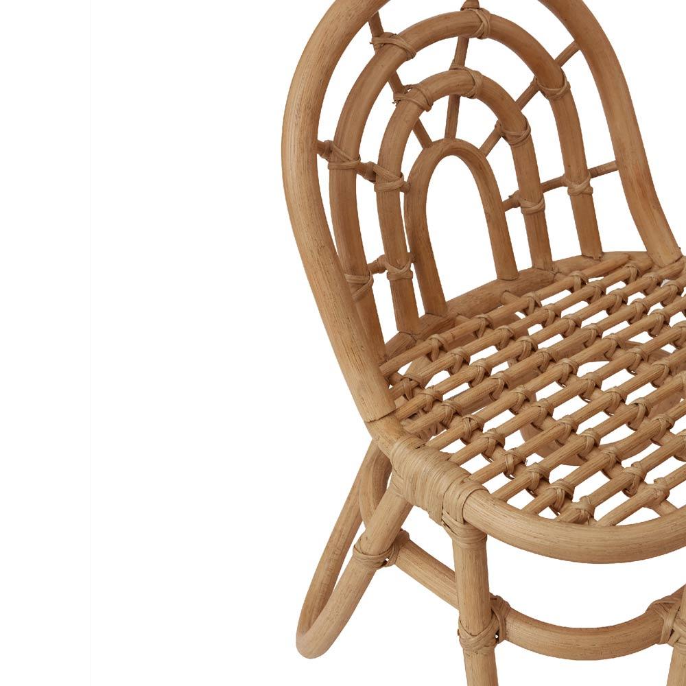 Chaise enfant en rotin naturel, dossier arc-en-ciel et assise tressée