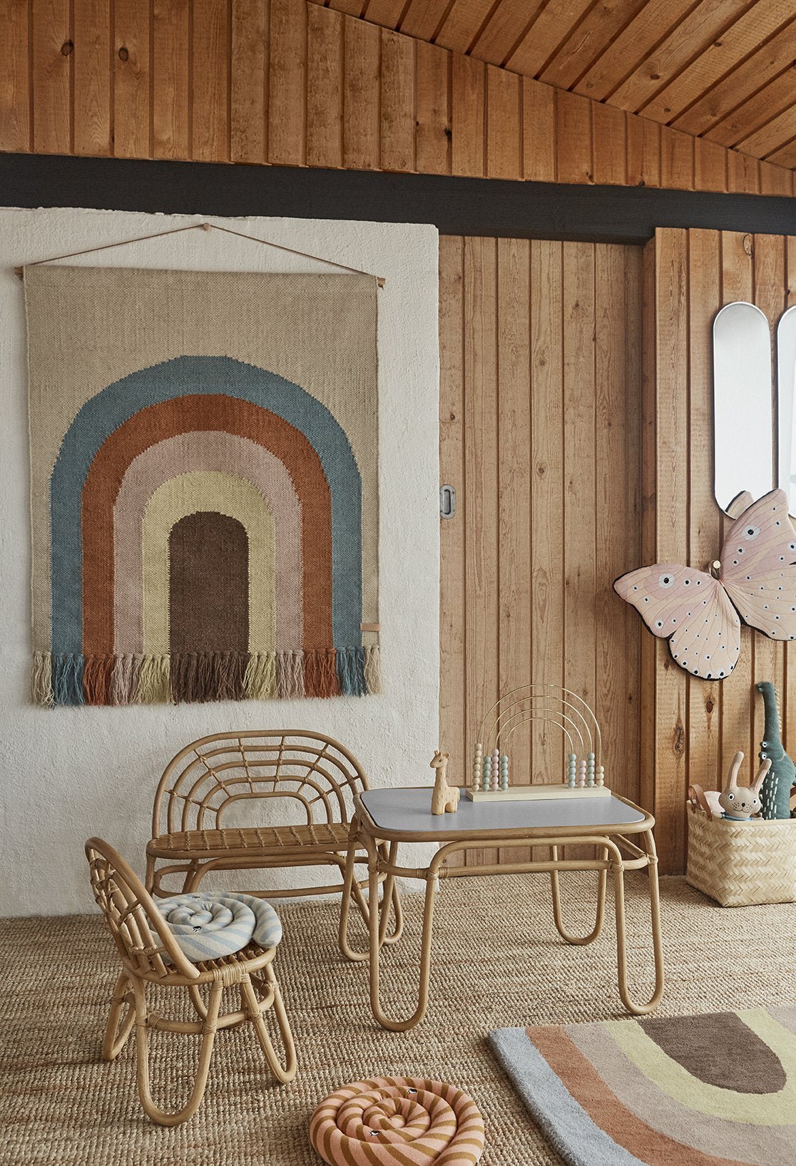 Chaise enfant en rotin naturel avec assise grise et petit dossier ajouré