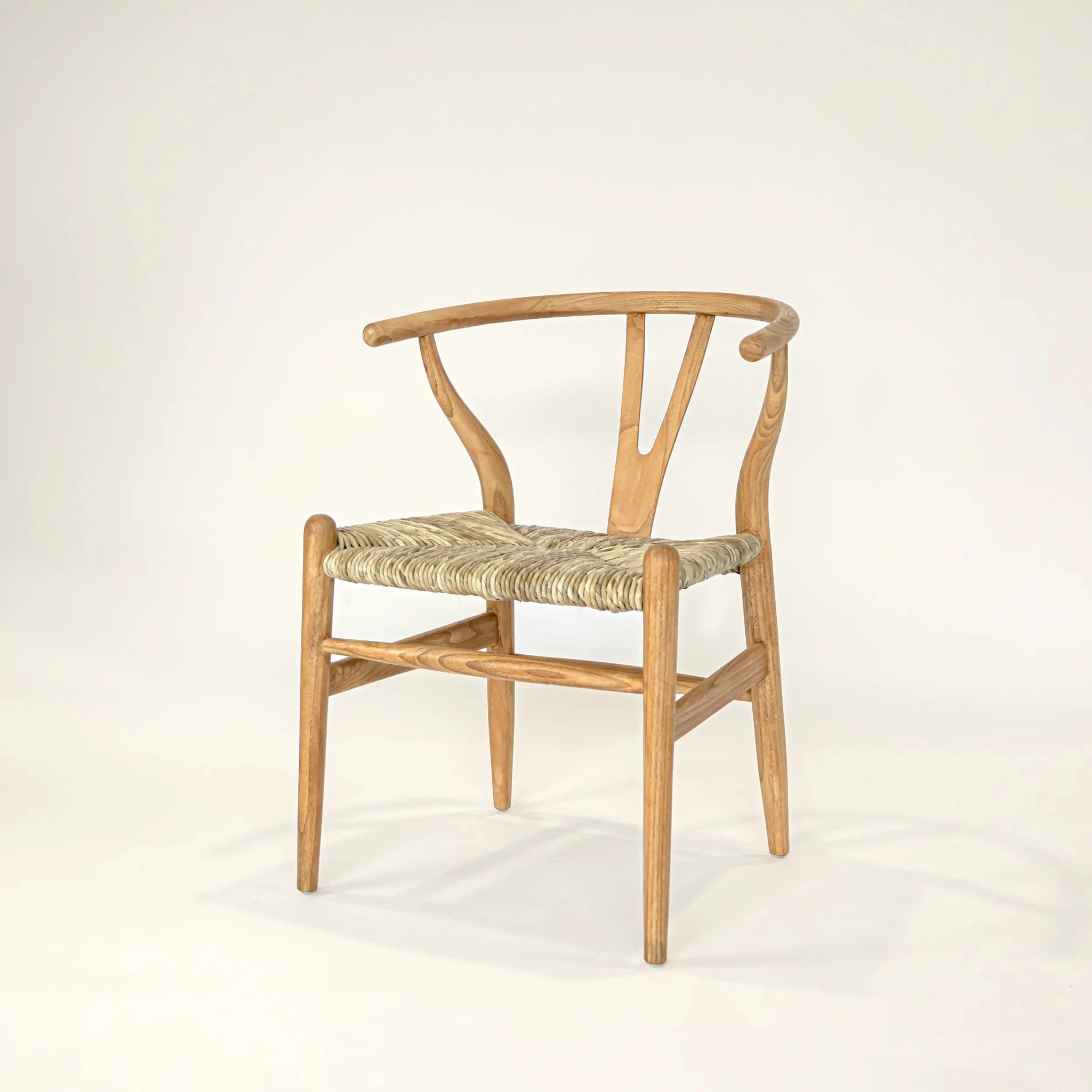 Chaise wishbone en teck et écorce de bananier - Les Trouvailles de JustineChaises de table à dinerCRUSOË