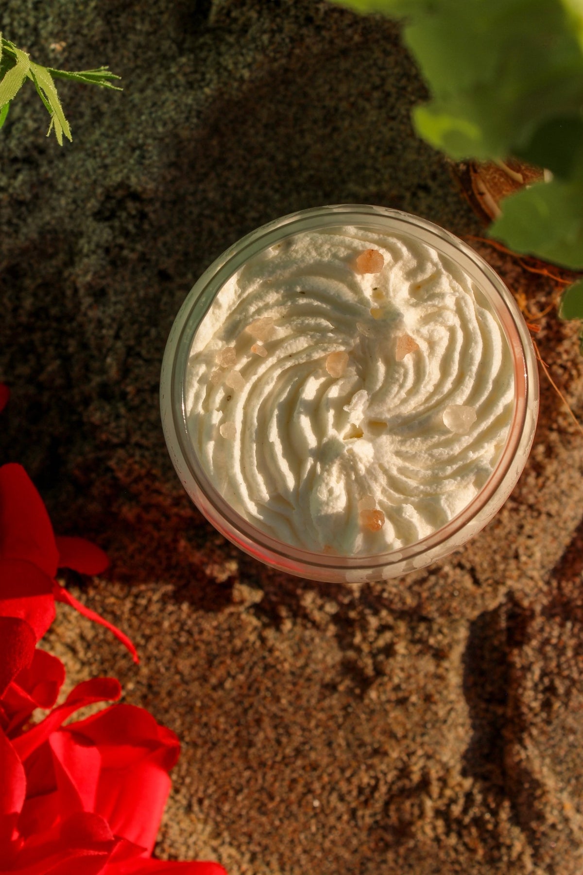 Bougie de soya dans un pot en verre, cire blanche striée, vue de dessus.