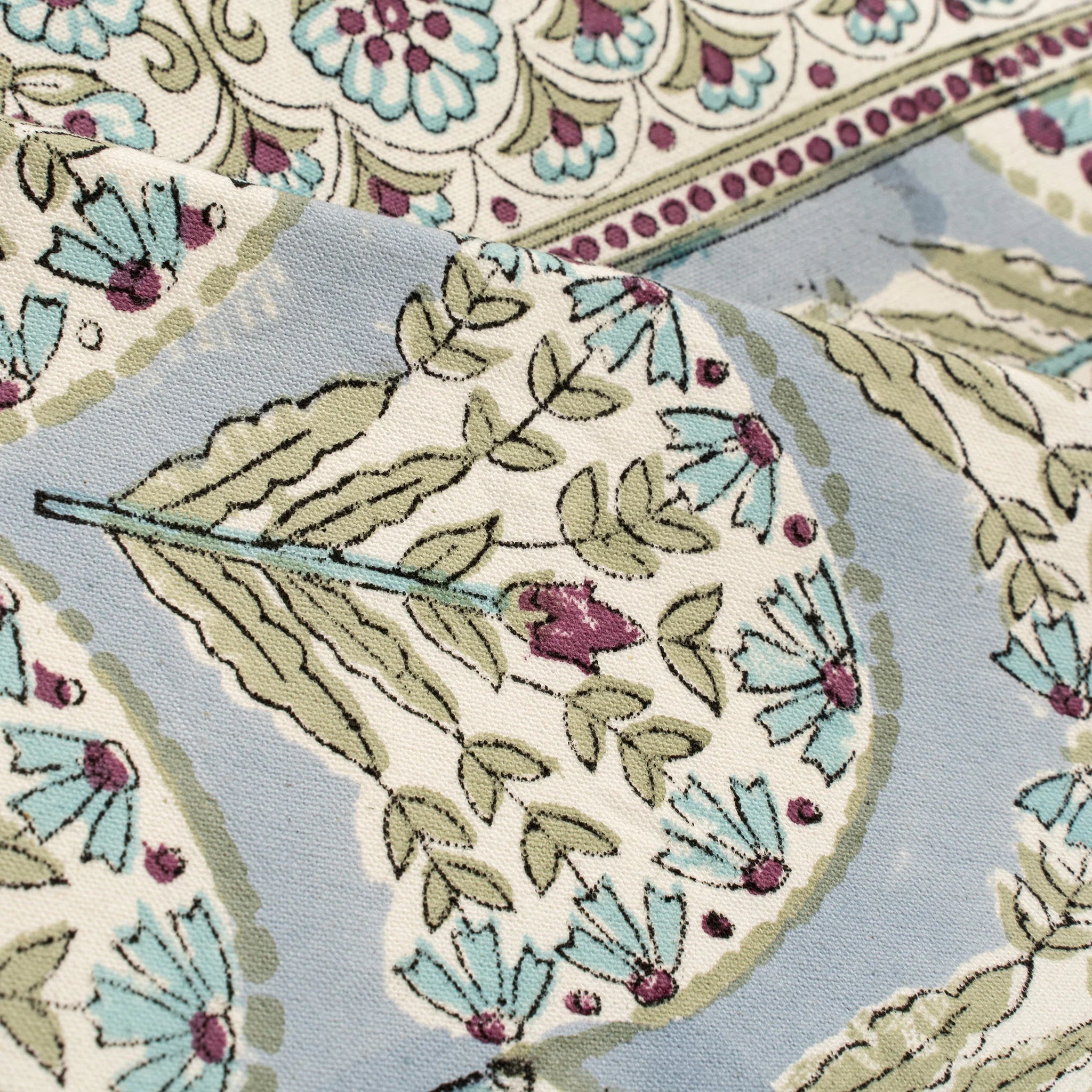 Chemin de table Sakura imprimé au bloc, Bleu | Fait à la main | Coton naturel | Indaba - Les Trouvailles de JustineIndaba Home