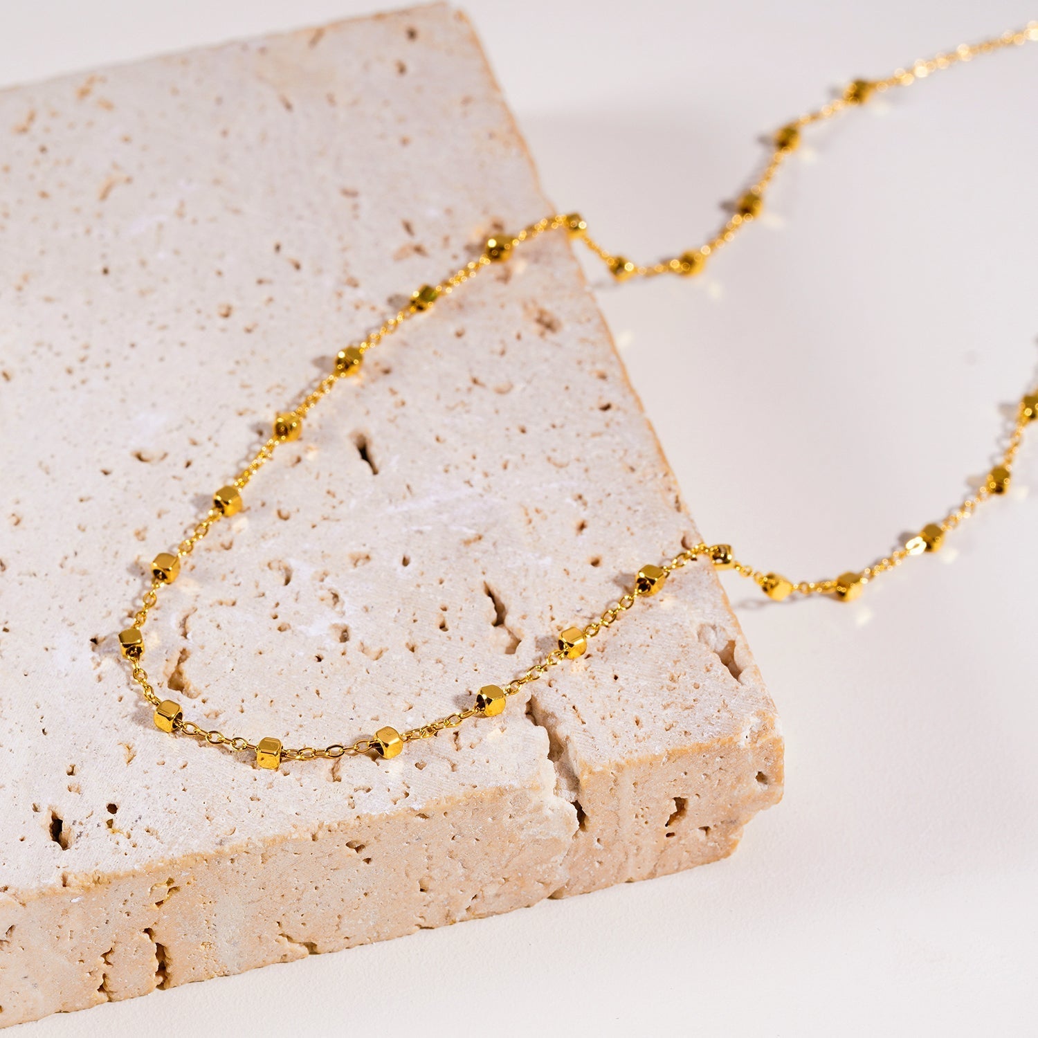 Collier AUREOLE | Chaîne essentielle quotidienne avec délicates perles carrées en or - Les Trouvailles de JustineNECKLACEHACKNEY NINE Jewellery
