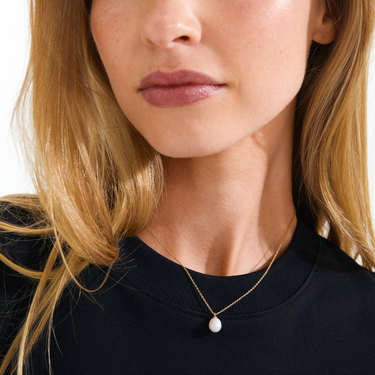 Collier fin avec chaîne argentée et pendentif goutte en perle d’eau douce